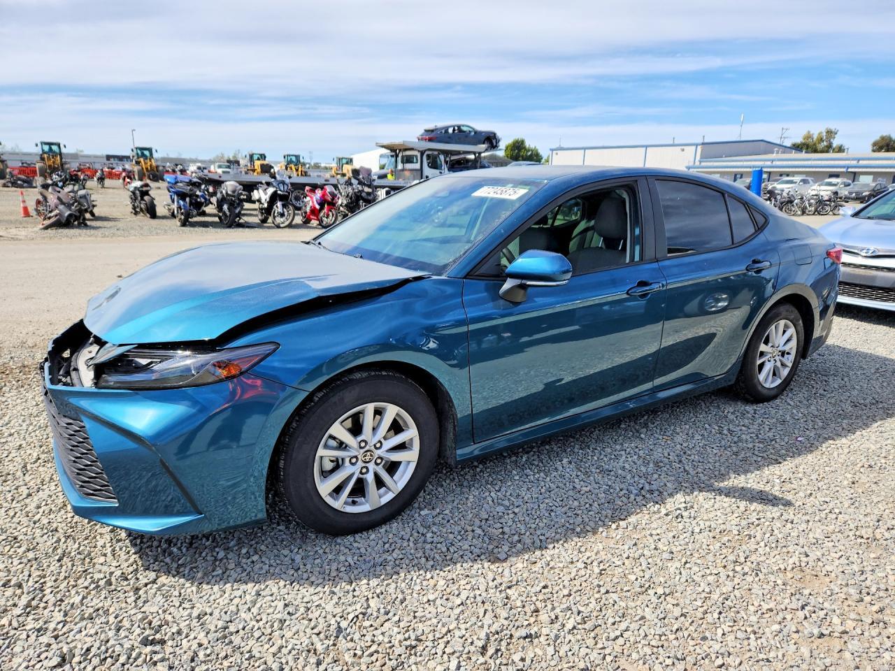 2025 Toyota Camry Le - zdjęcie główne