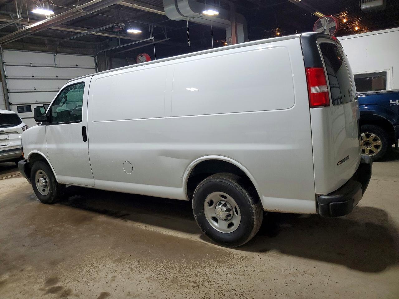 2020 Chevrolet G2500 Expr - zdjęcie 2