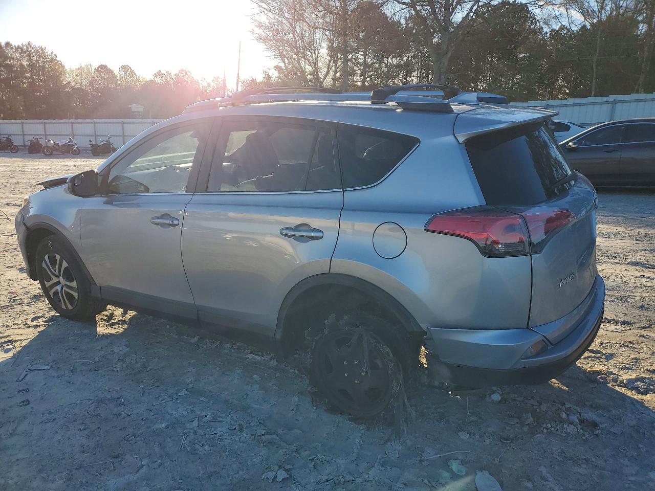 2017 Toyota Rav4 Le - zdjęcie 2