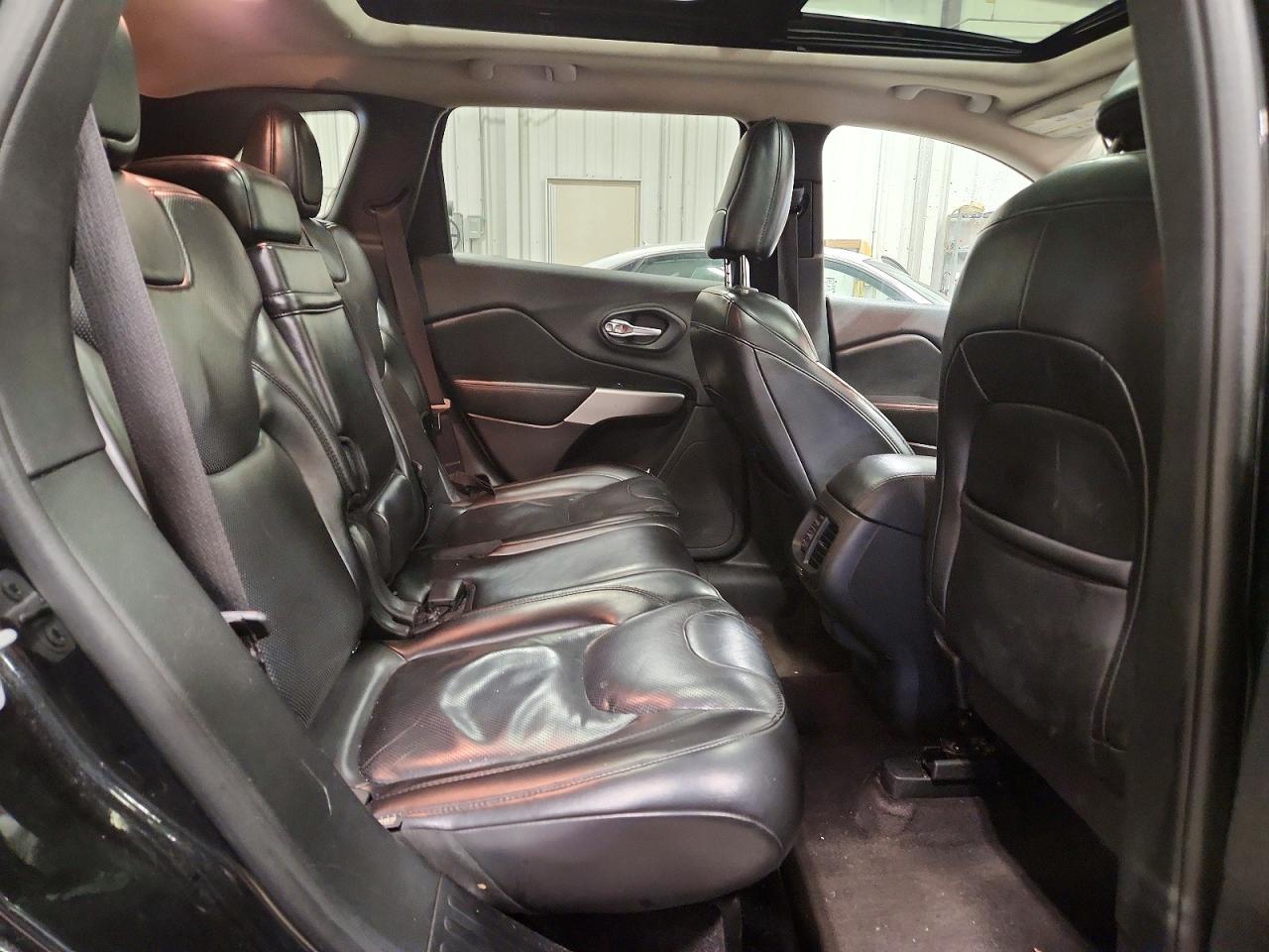 2016 Jeep Cherokee Overland - zdjęcie 11