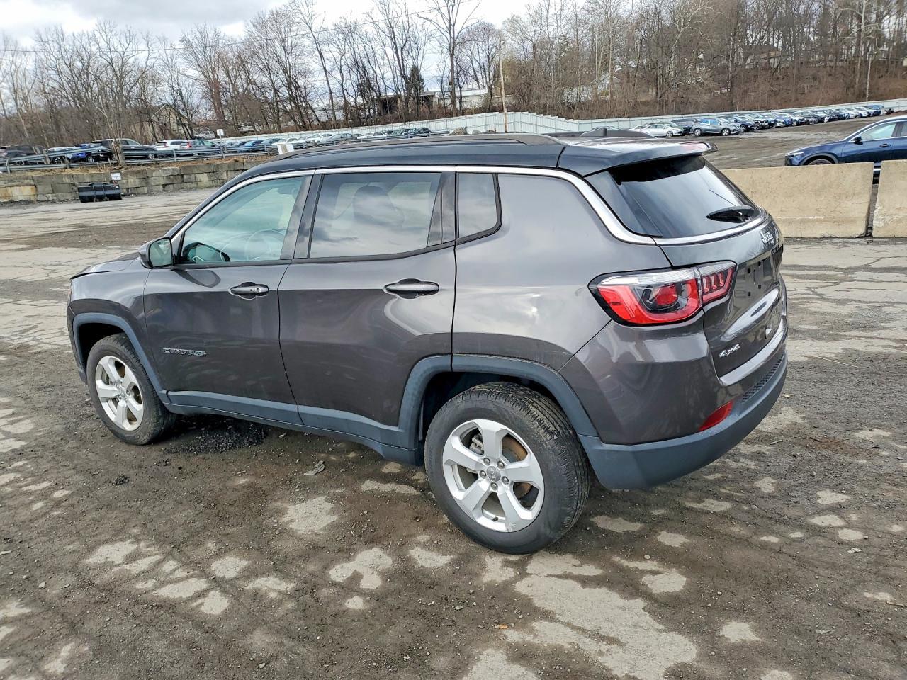 2018 Jeep Compass Latitude - zdjęcie 2