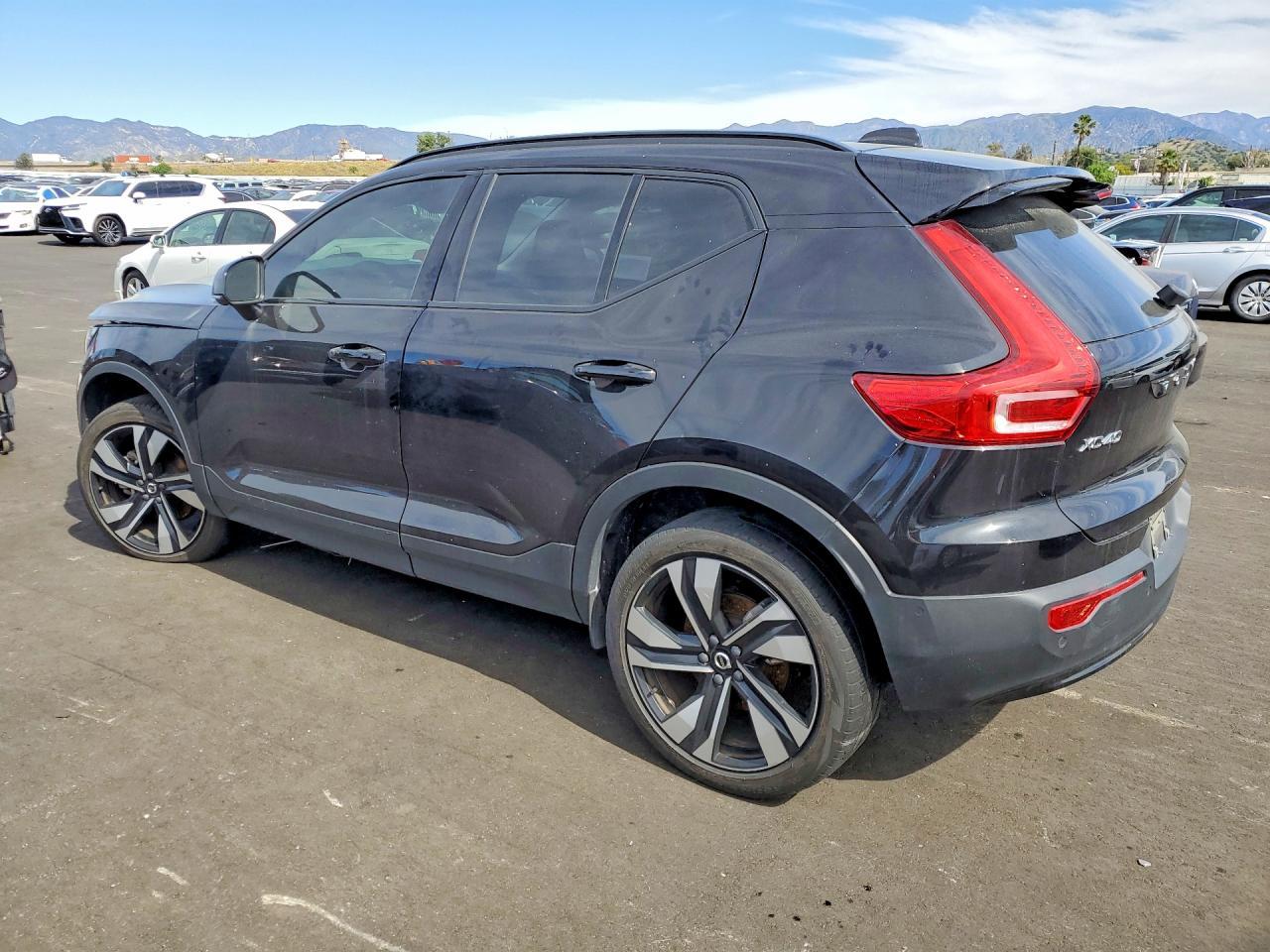 2024 Volvo Xc40 Plus - zdjęcie 2