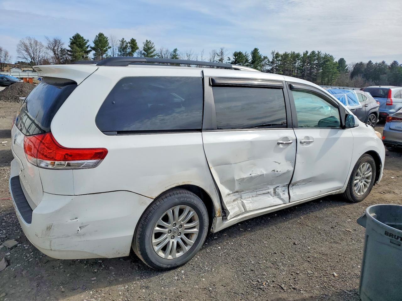 2014 Toyota Sienna Xle 8-Passenger - zdjęcie 3