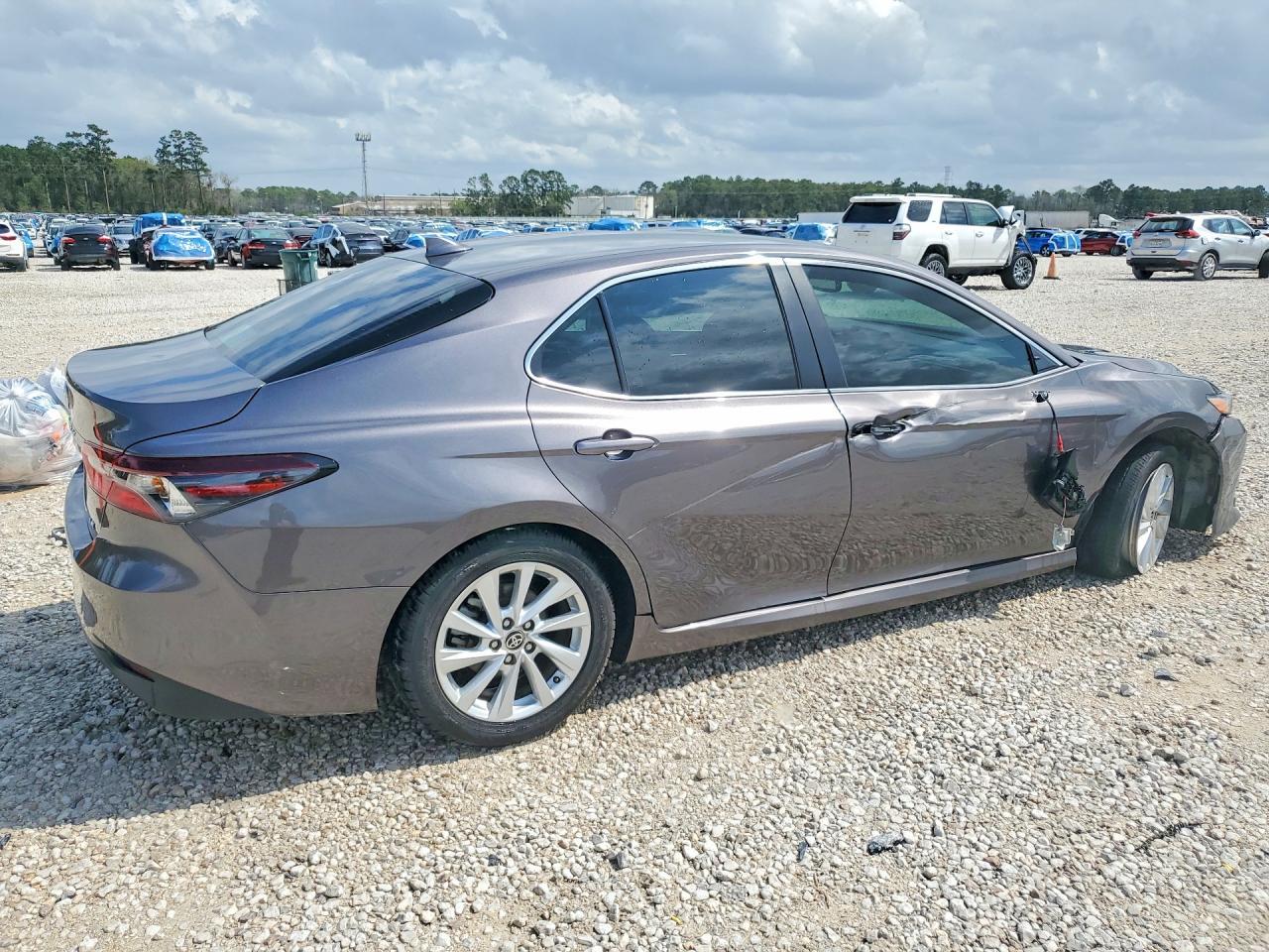 2024 Toyota Camry Le - zdjęcie 3