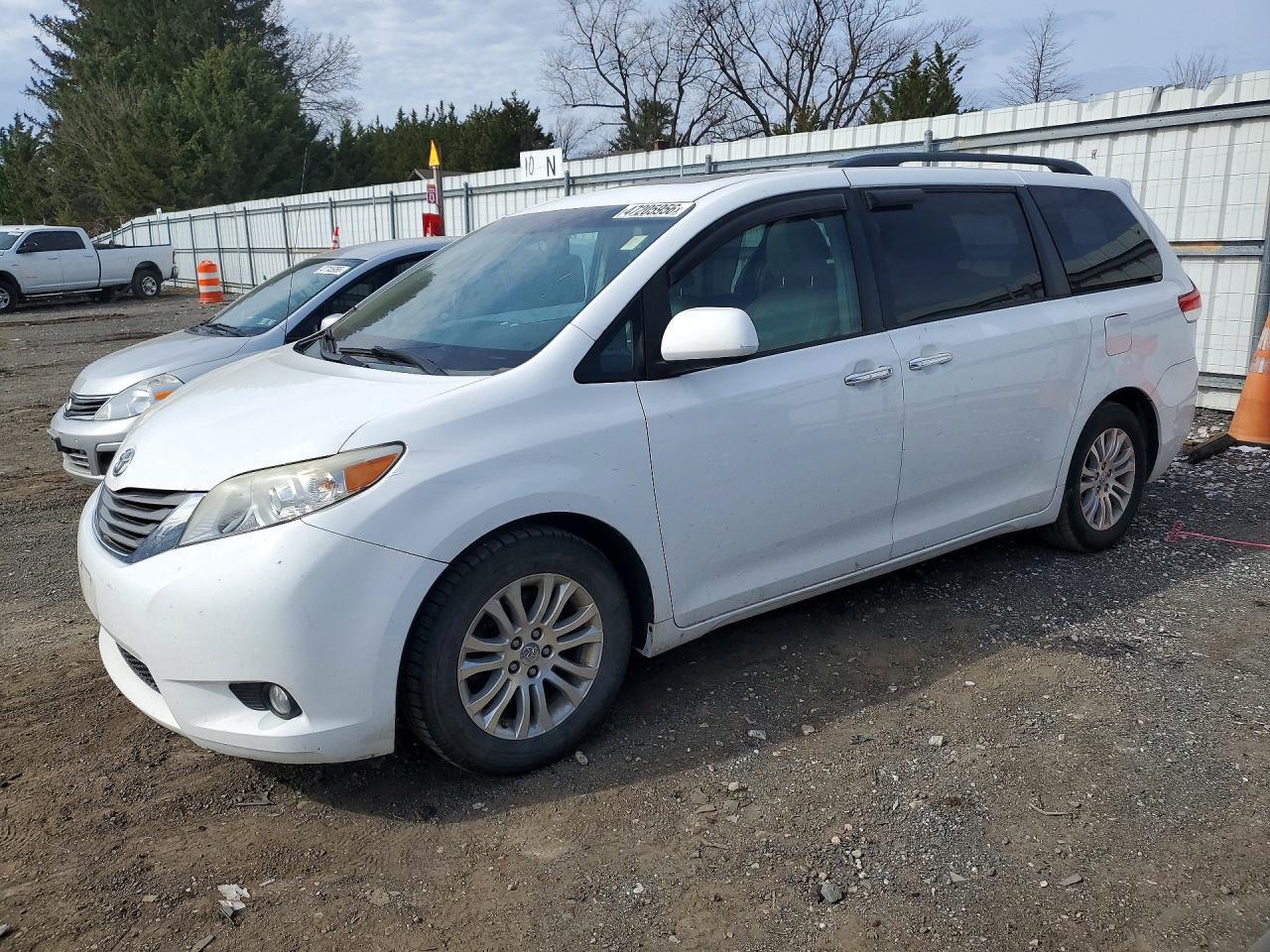 2014 Toyota Sienna Xle 8-Passenger - zdjęcie główne