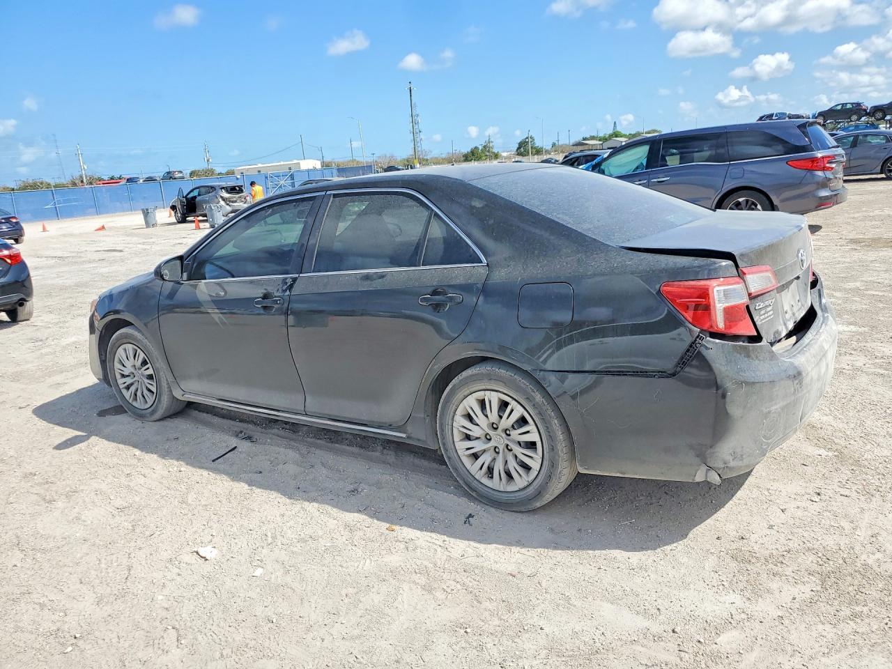 2013 Toyota Camry Le - zdjęcie 2