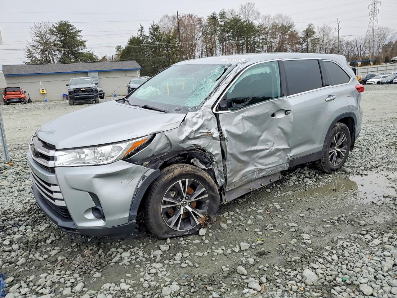 2019 Toyota Highlander Le - zdjęcie główne
