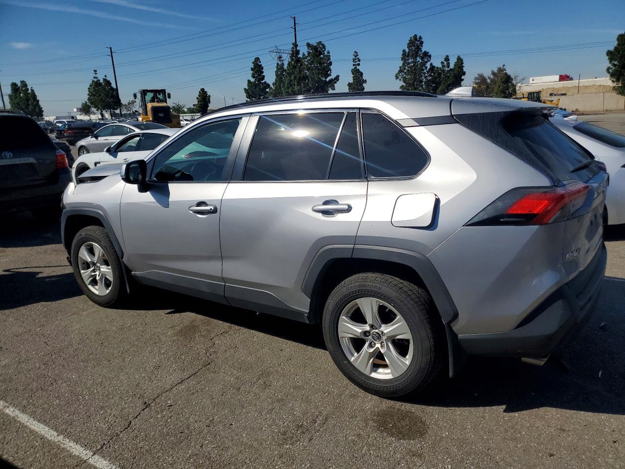 2020 Toyota Rav4 Xle - zdjęcie 2