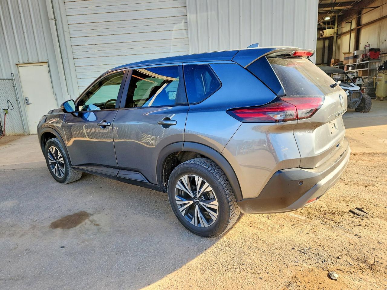 2022 Nissan Rogue Sv - zdjęcie 2