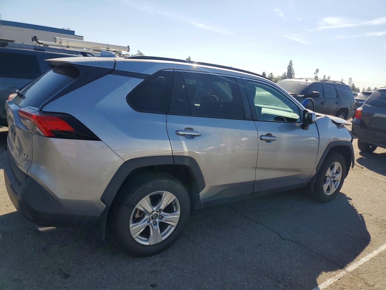 2020 Toyota Rav4 Xle - zdjęcie 3