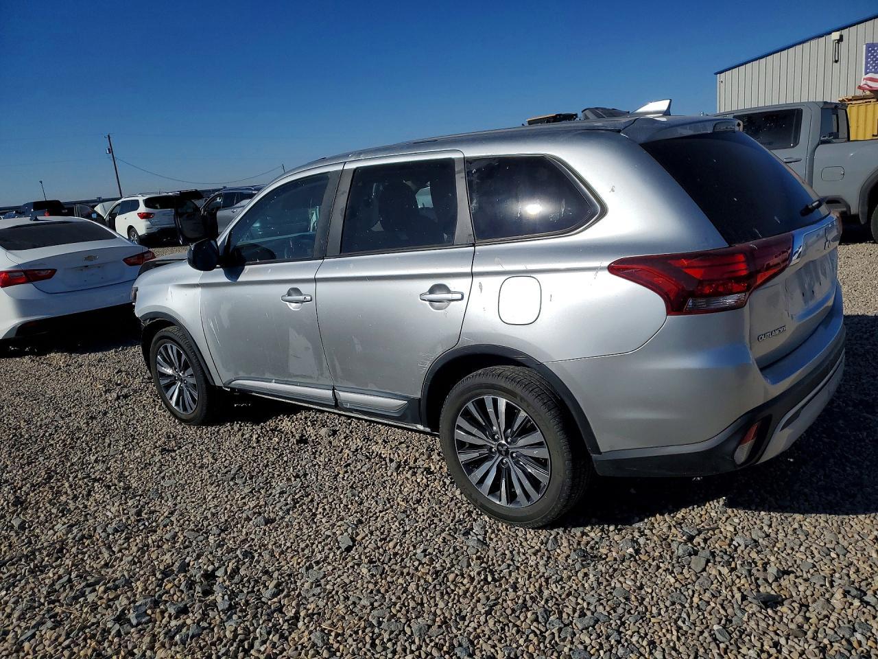 2020 Mitsubishi Outlander Es - zdjęcie 2