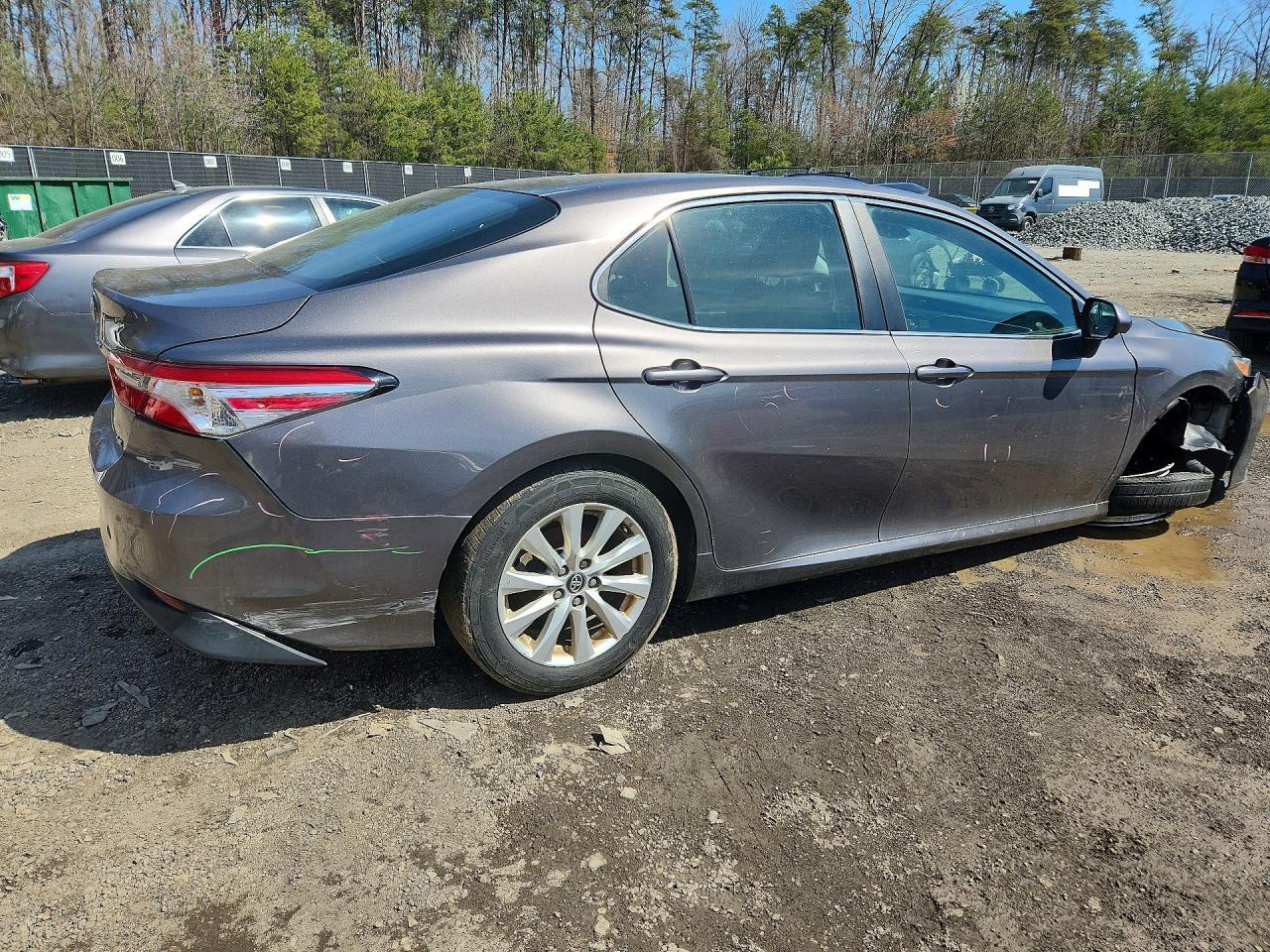2018 Toyota Camry Le - zdjęcie 3