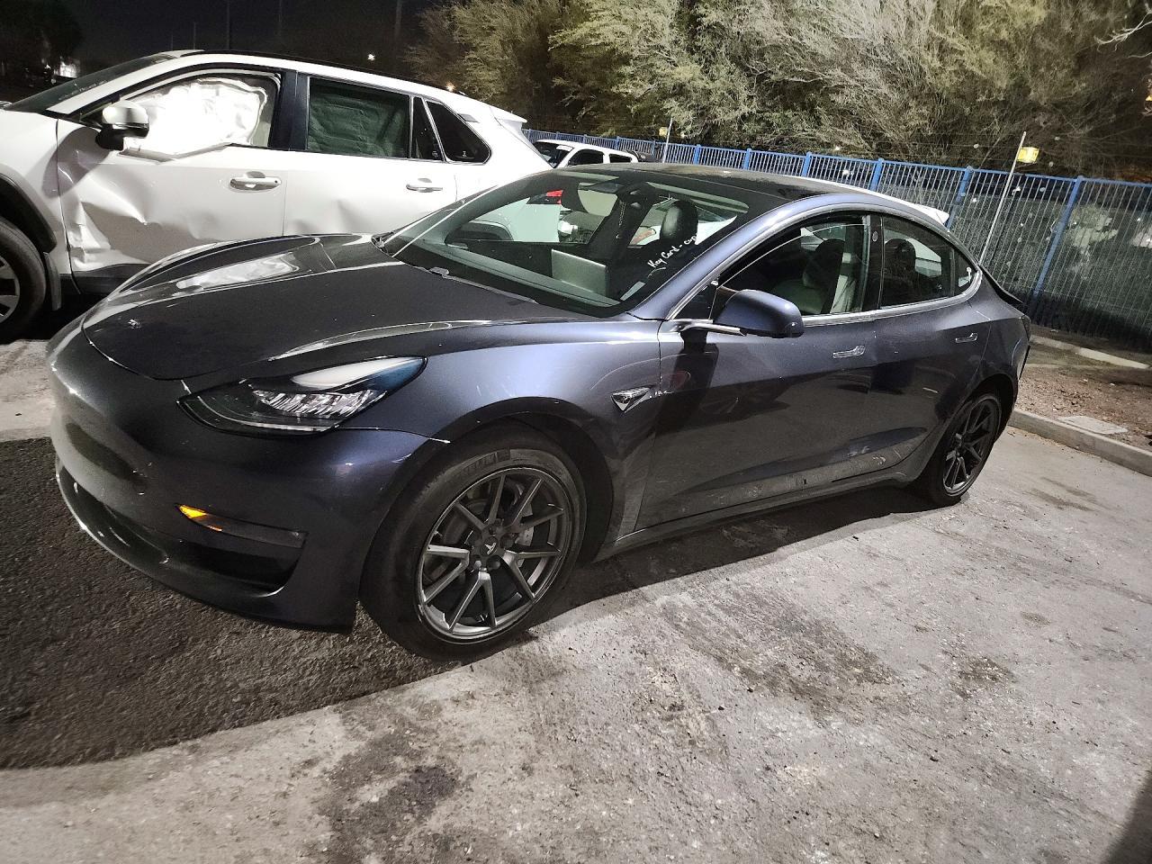 2018 Tesla Model 3 - zdjęcie główne