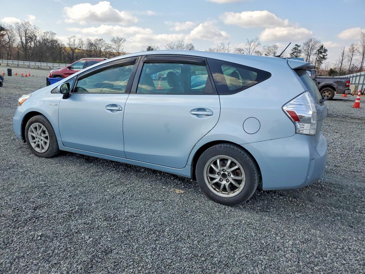 2014 Toyota Prius V Two - zdjęcie 2