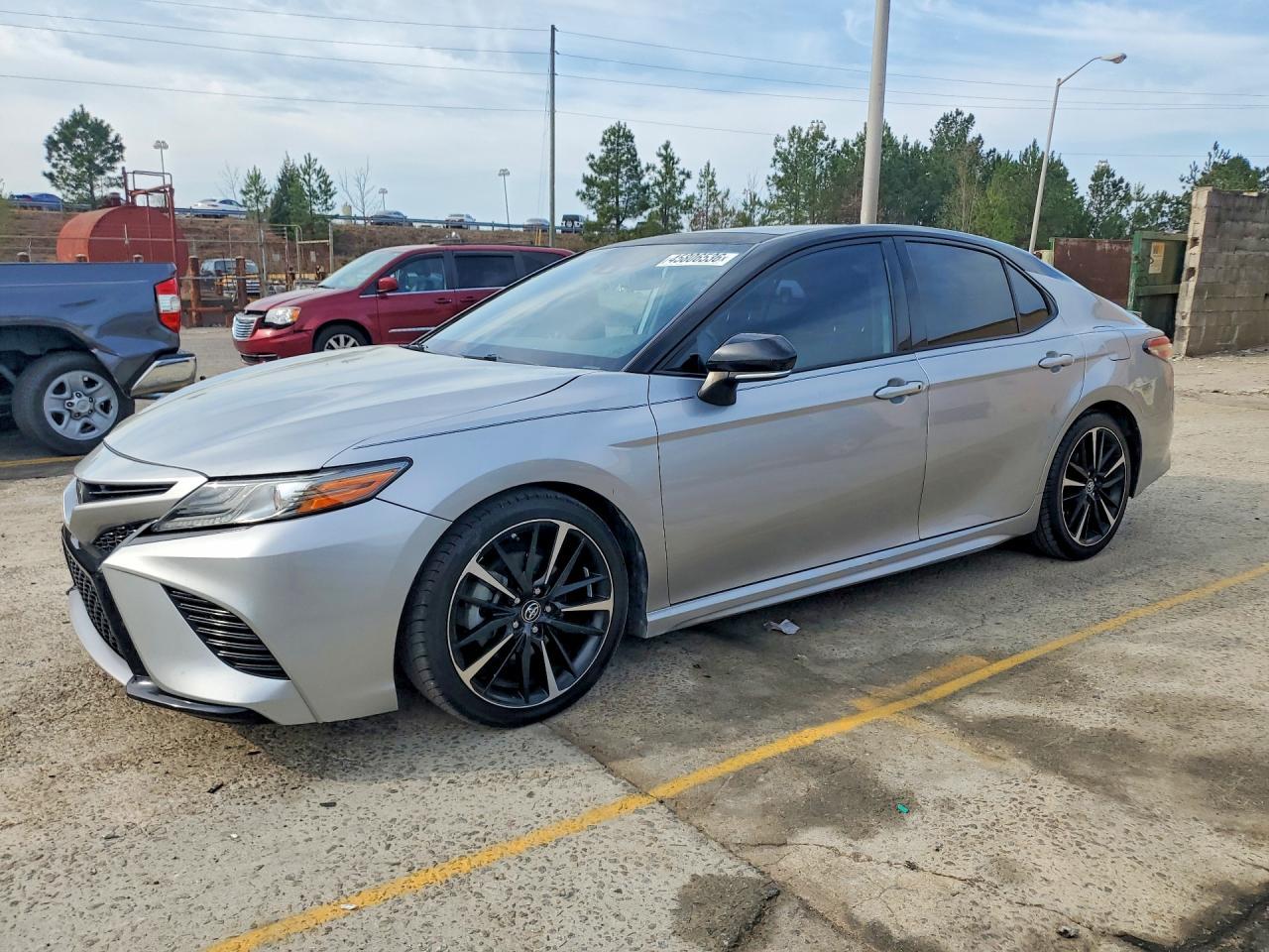 2019 Toyota Camry Xse - zdjęcie główne