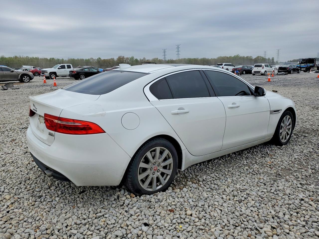 2019 Jaguar Xe - zdjęcie 3