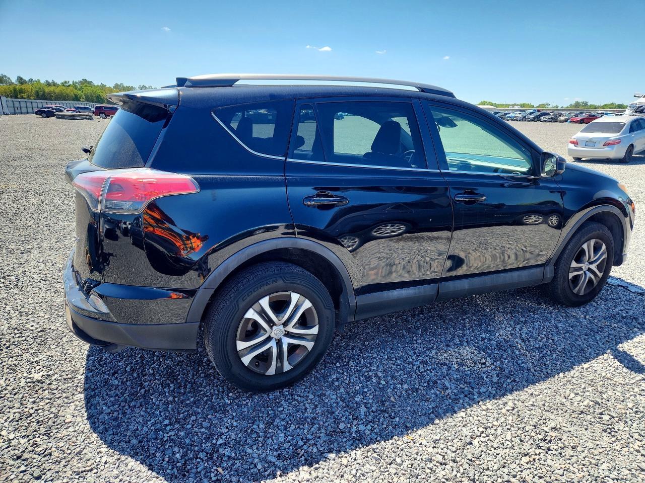 2018 Toyota Rav4 Le - zdjęcie 3