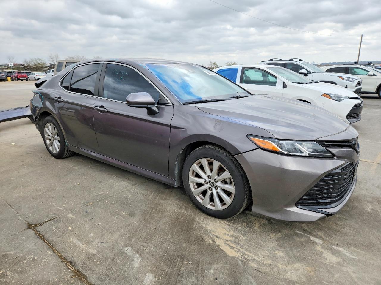 2020 Toyota Camry Le - zdjęcie 4