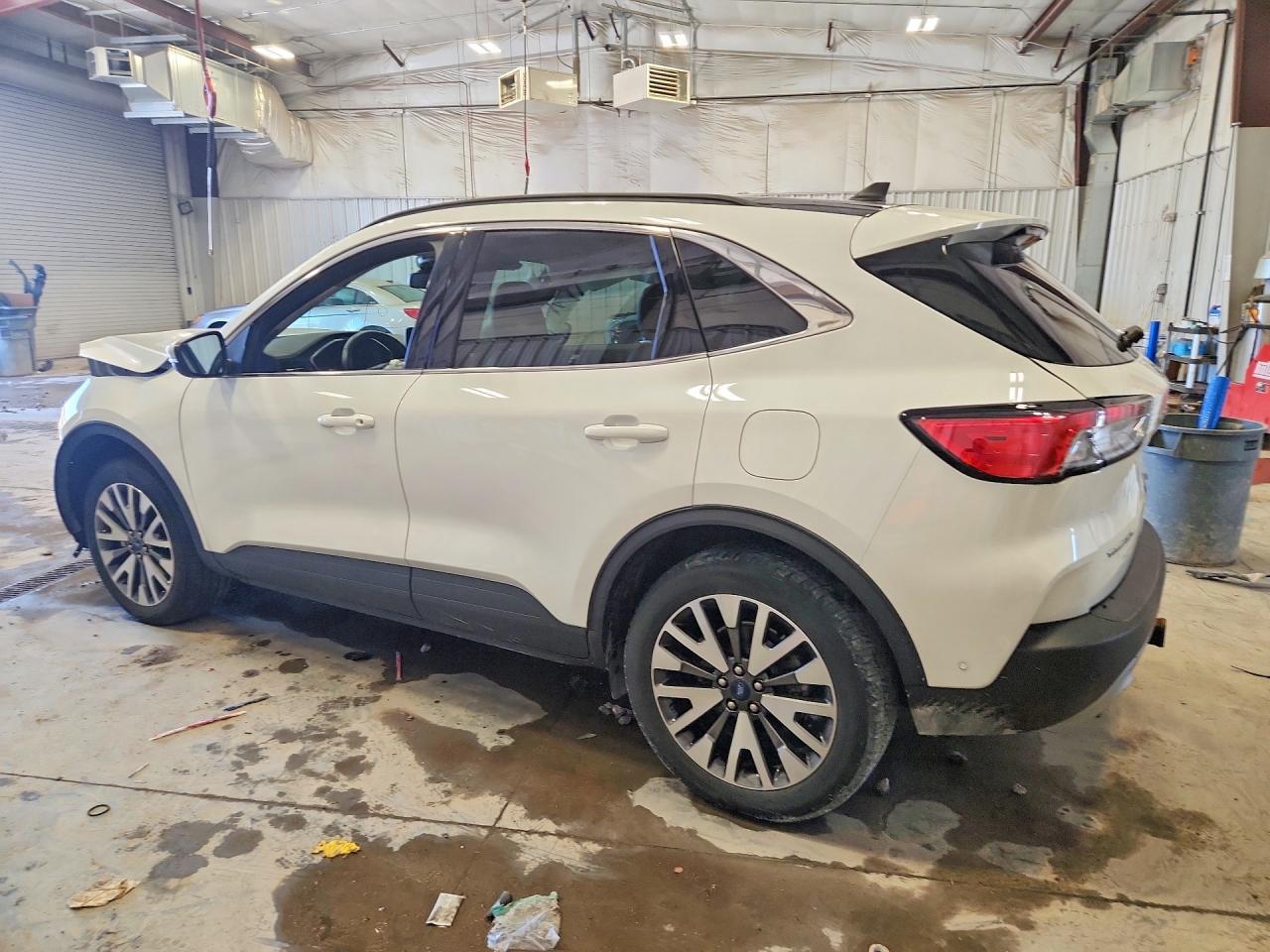 2020 Ford Escape Titanium - zdjęcie 2