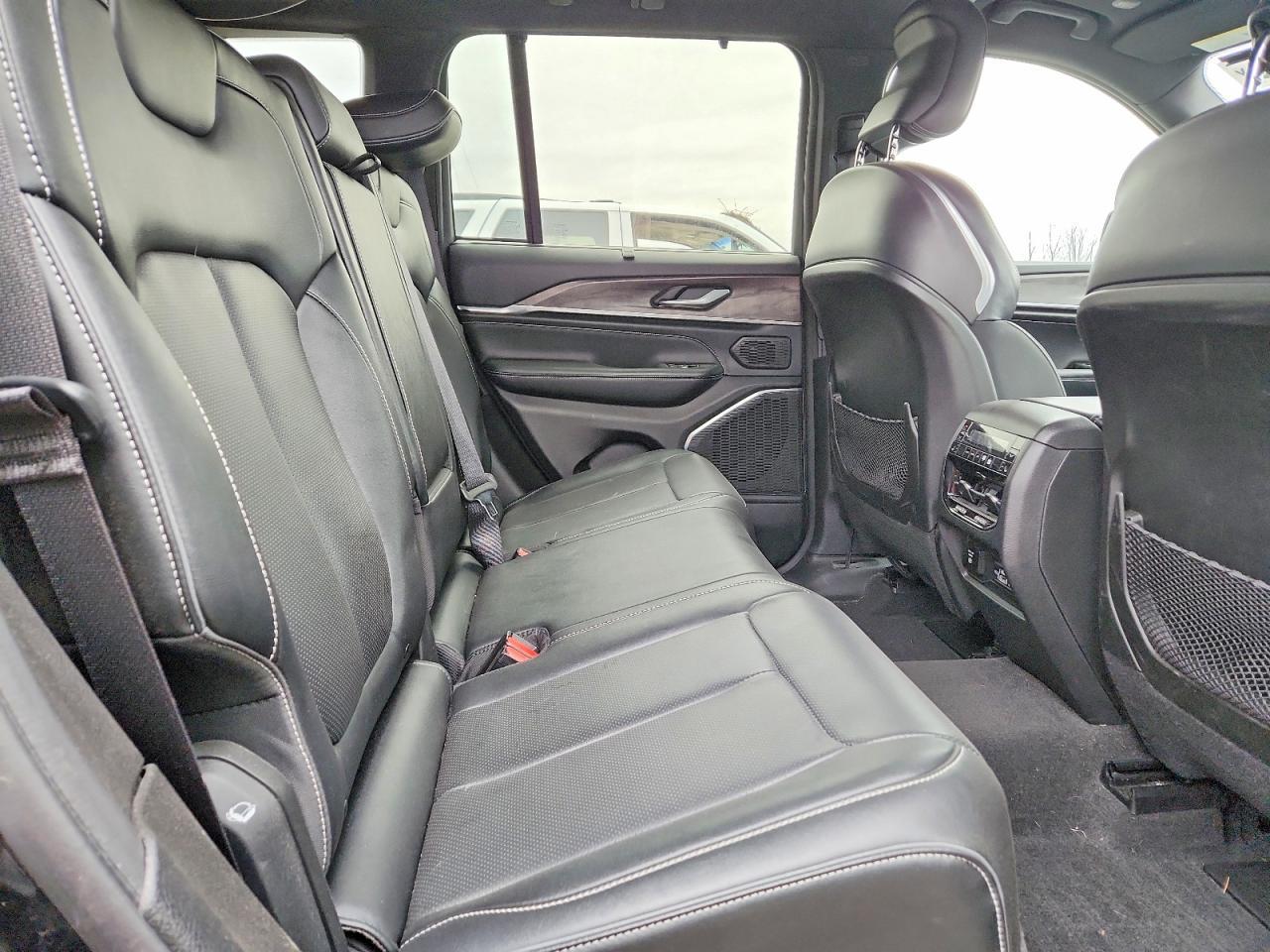 2022 Jeep Grand Cherokee Overland - zdjęcie 11