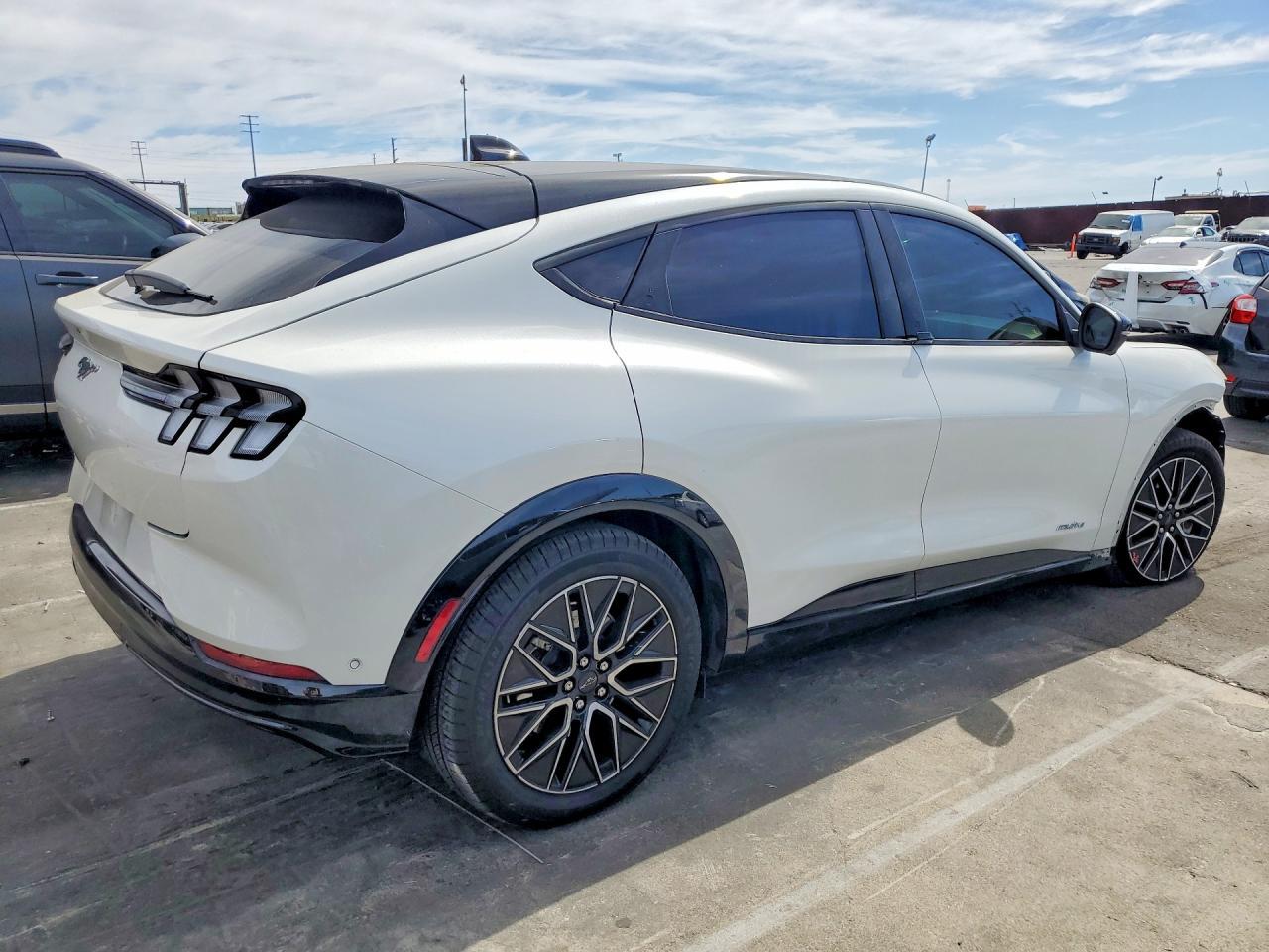 2024 Ford Mustang Mach-E Premium - zdjęcie 3