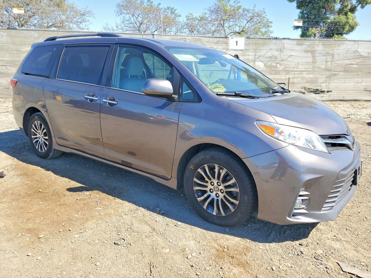 2020 Toyota Sienna Xle Premium 8-Passenger - zdjęcie 4