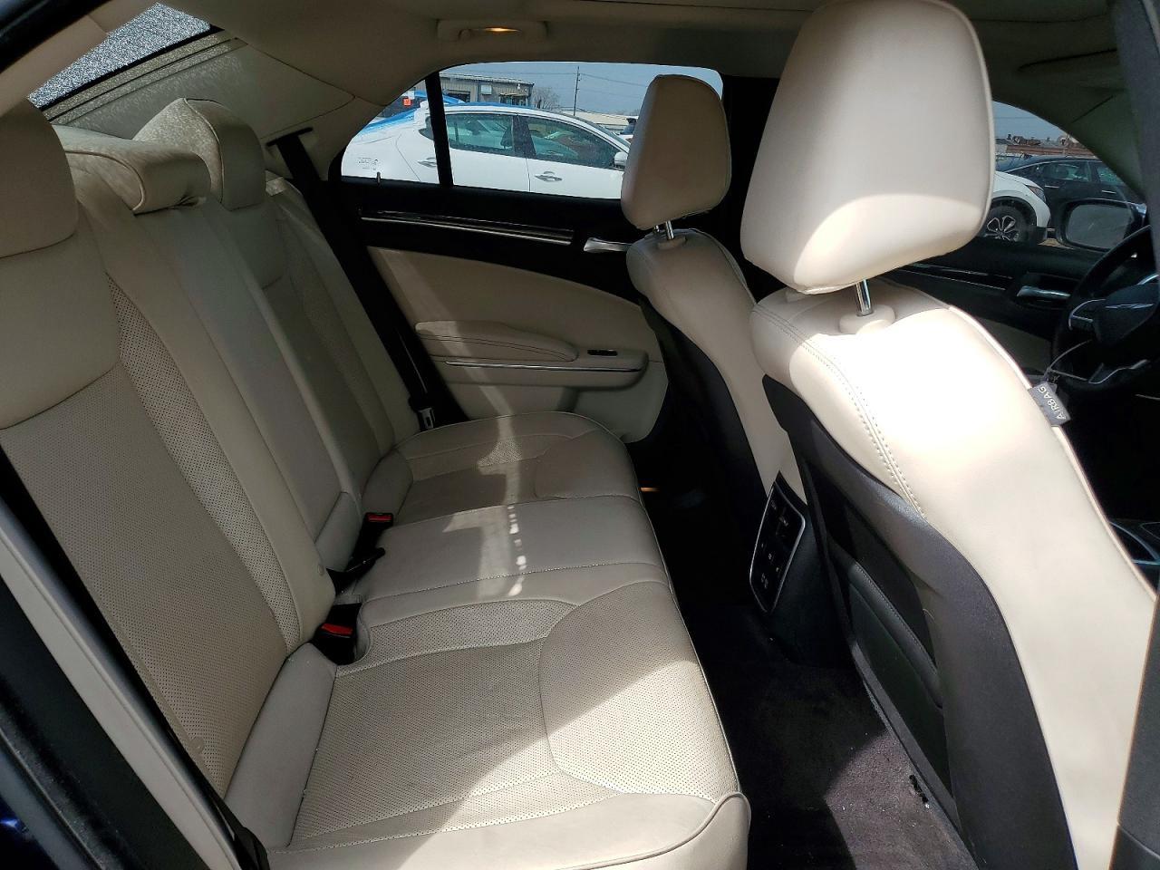 2016 Chrysler 300C - zdjęcie 10