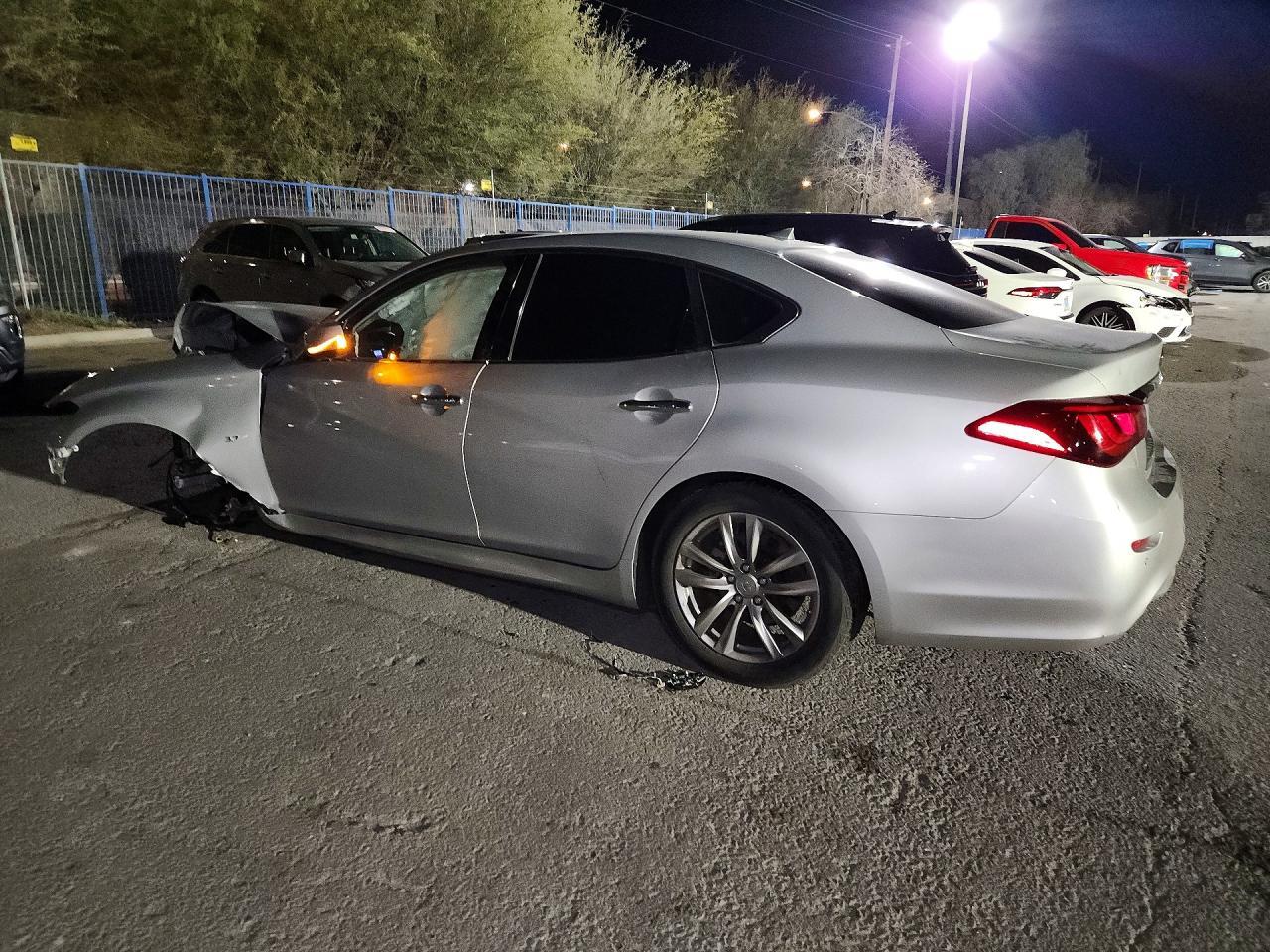 Infiniti Q70 - zdjęcie 2