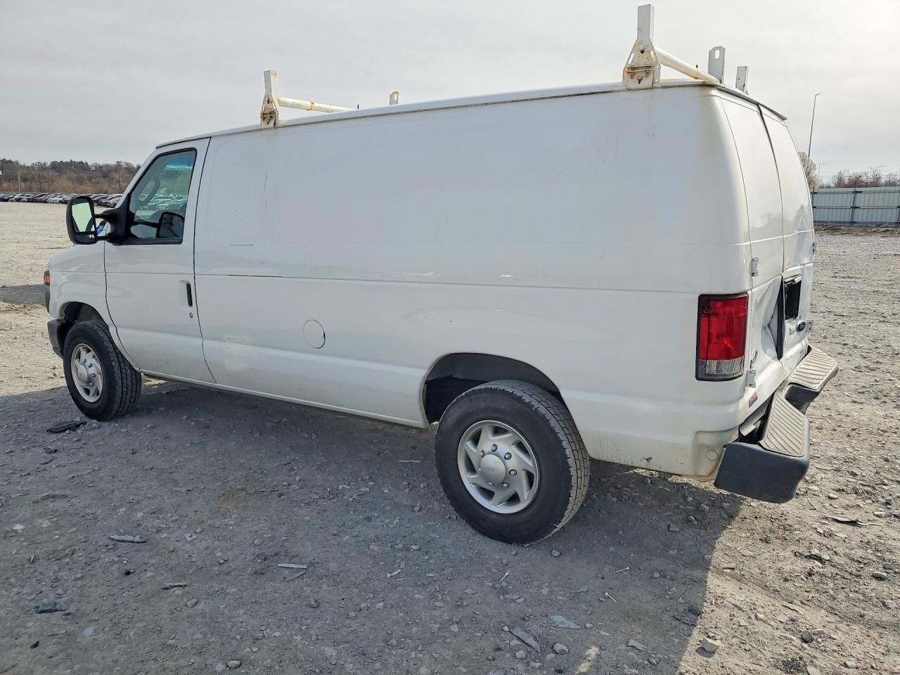 2013 Ford Econoline E250 Van - zdjęcie 2