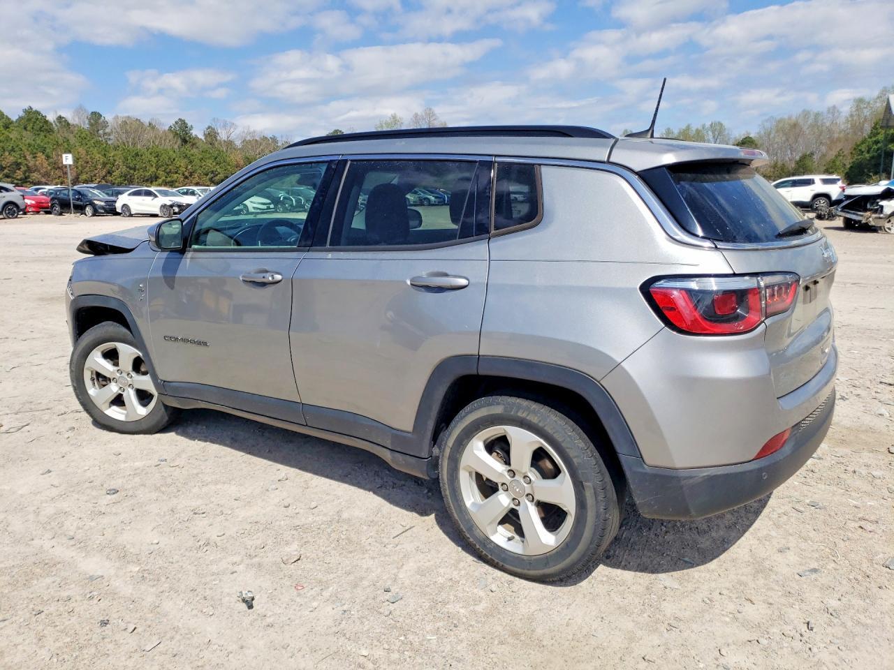 2019 Jeep Compass Latitude - zdjęcie 2