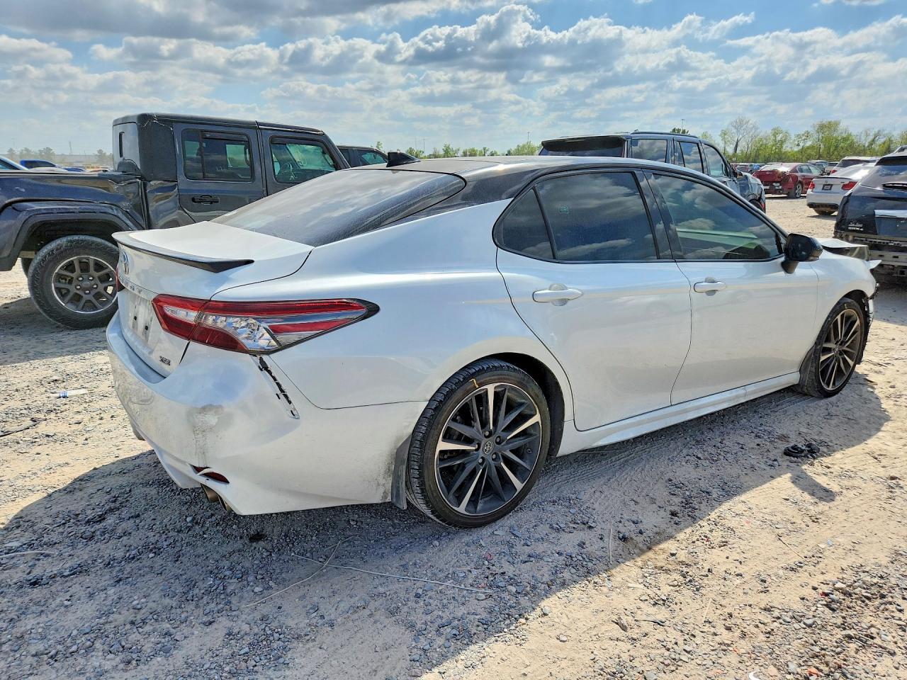 2019 Toyota Camry Xse - zdjęcie 3
