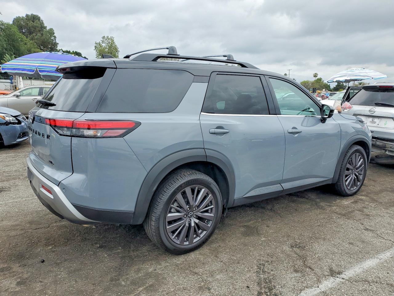 2023 Nissan Pathfinder Sl - zdjęcie 3