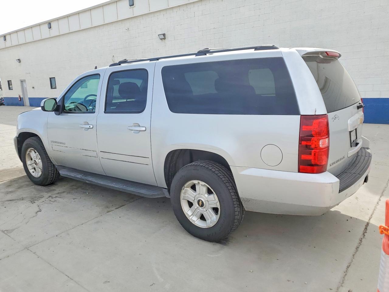 2013 Chevrolet Suburban C1500 Ls - zdjęcie 2