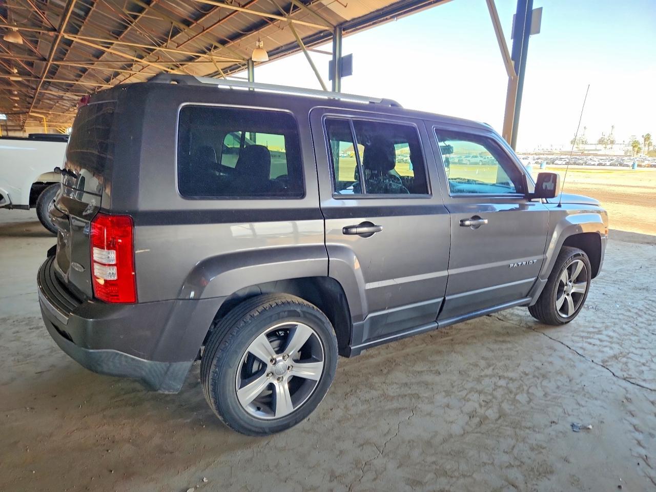 2016 Jeep Patriot Latitude - zdjęcie 3