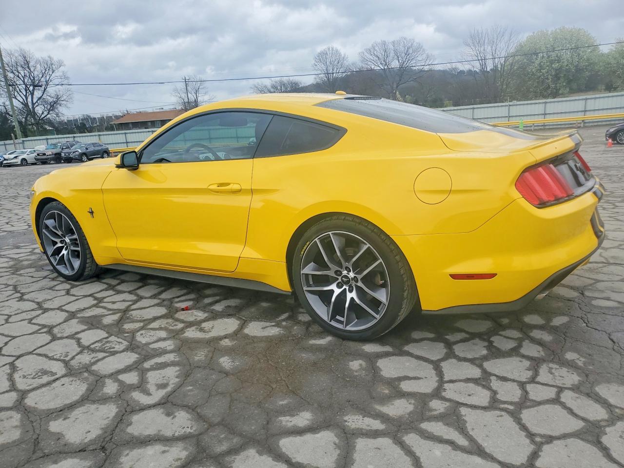 2015 Ford Mustang - zdjęcie 2
