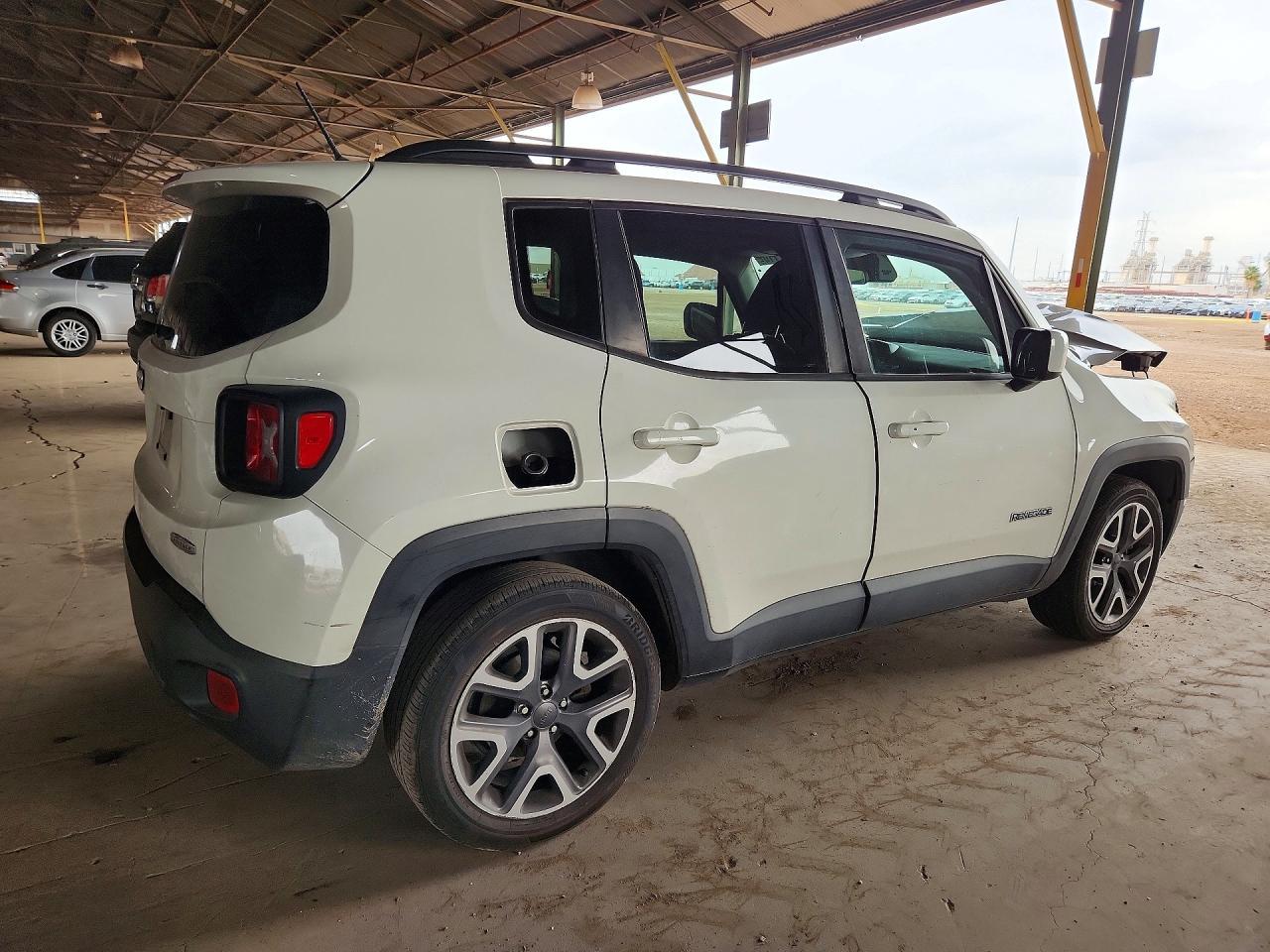 2016 Jeep Renegade Latitude - zdjęcie 3
