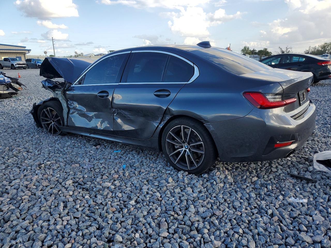 2021 BMW 330I - zdjęcie 2
