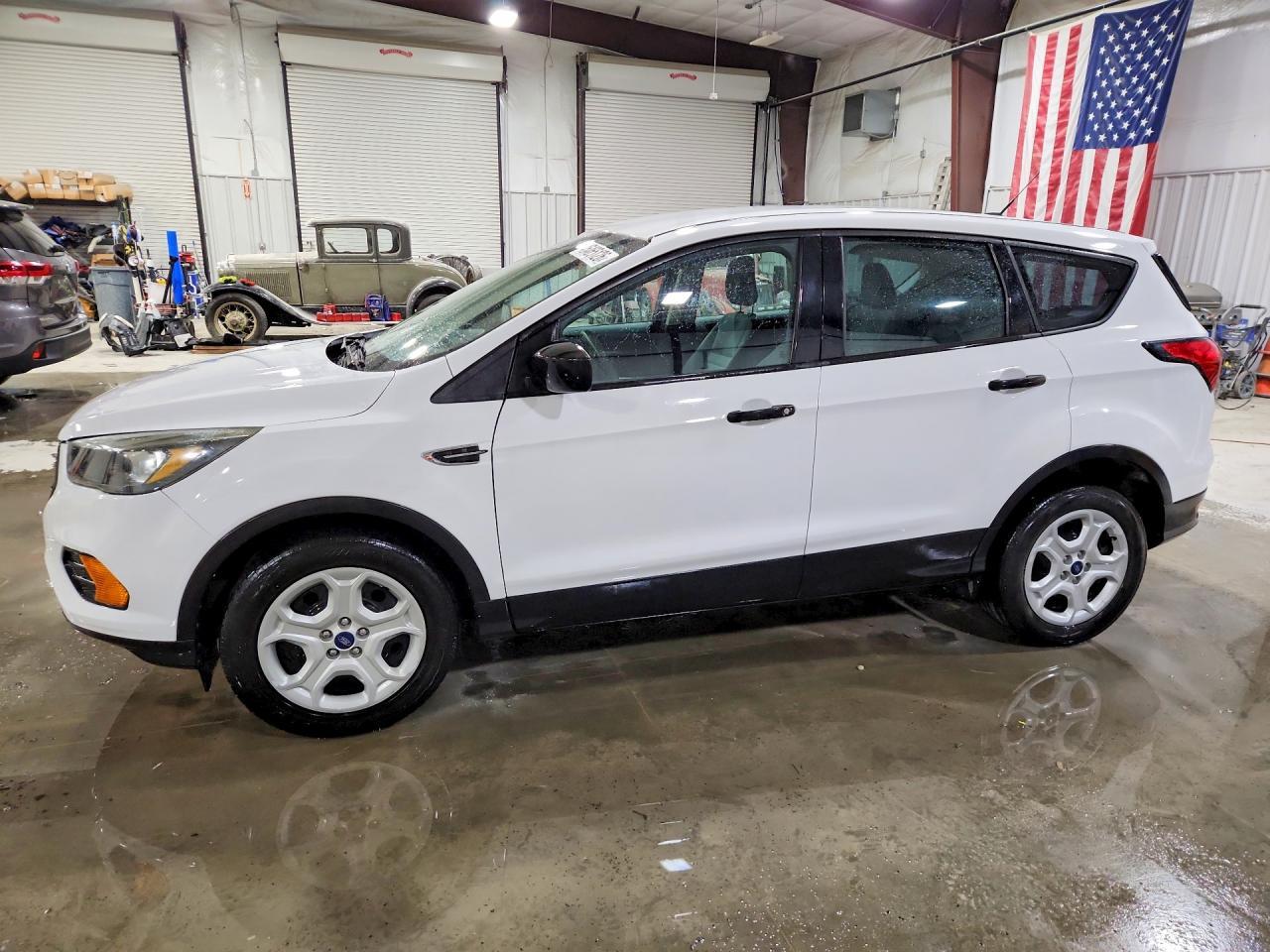 2019 Ford Escape S - zdjęcie główne