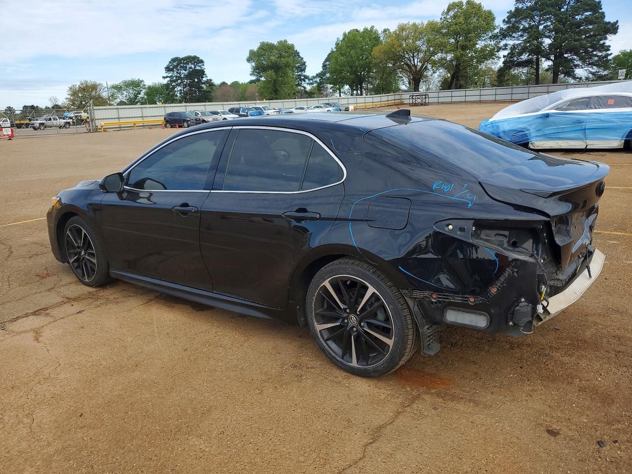 2020 Toyota Camry Xse - zdjęcie 2