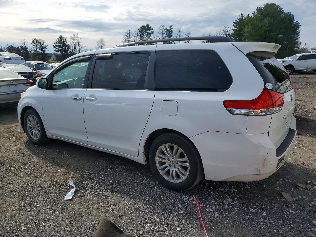 2014 Toyota Sienna Xle 8-Passenger - zdjęcie 2