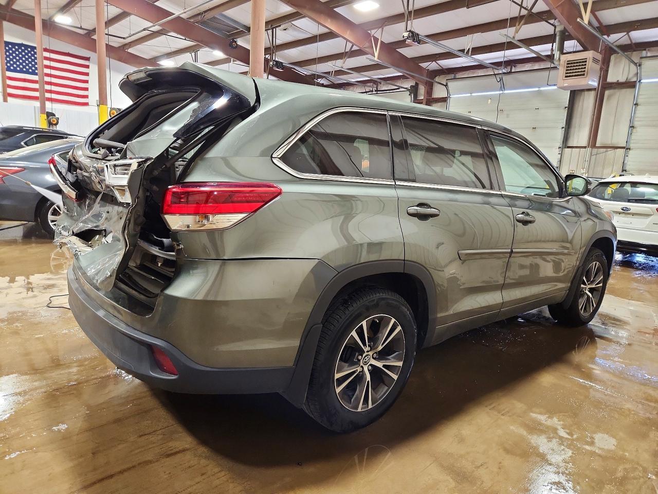 2017 Toyota Highlander Le - zdjęcie 3