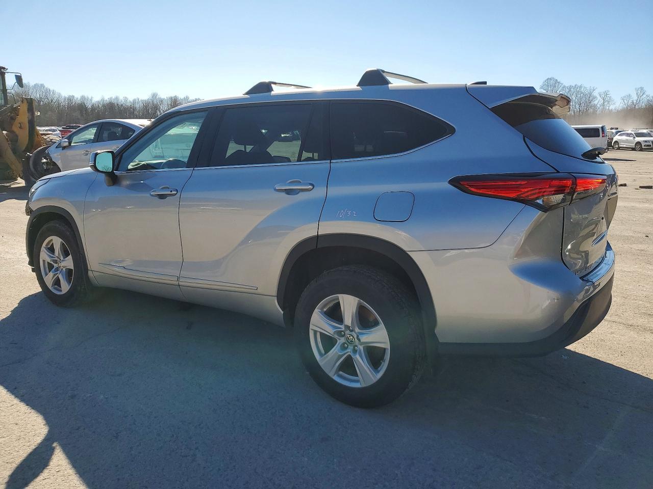 2022 Toyota Highlander Le - zdjęcie 2