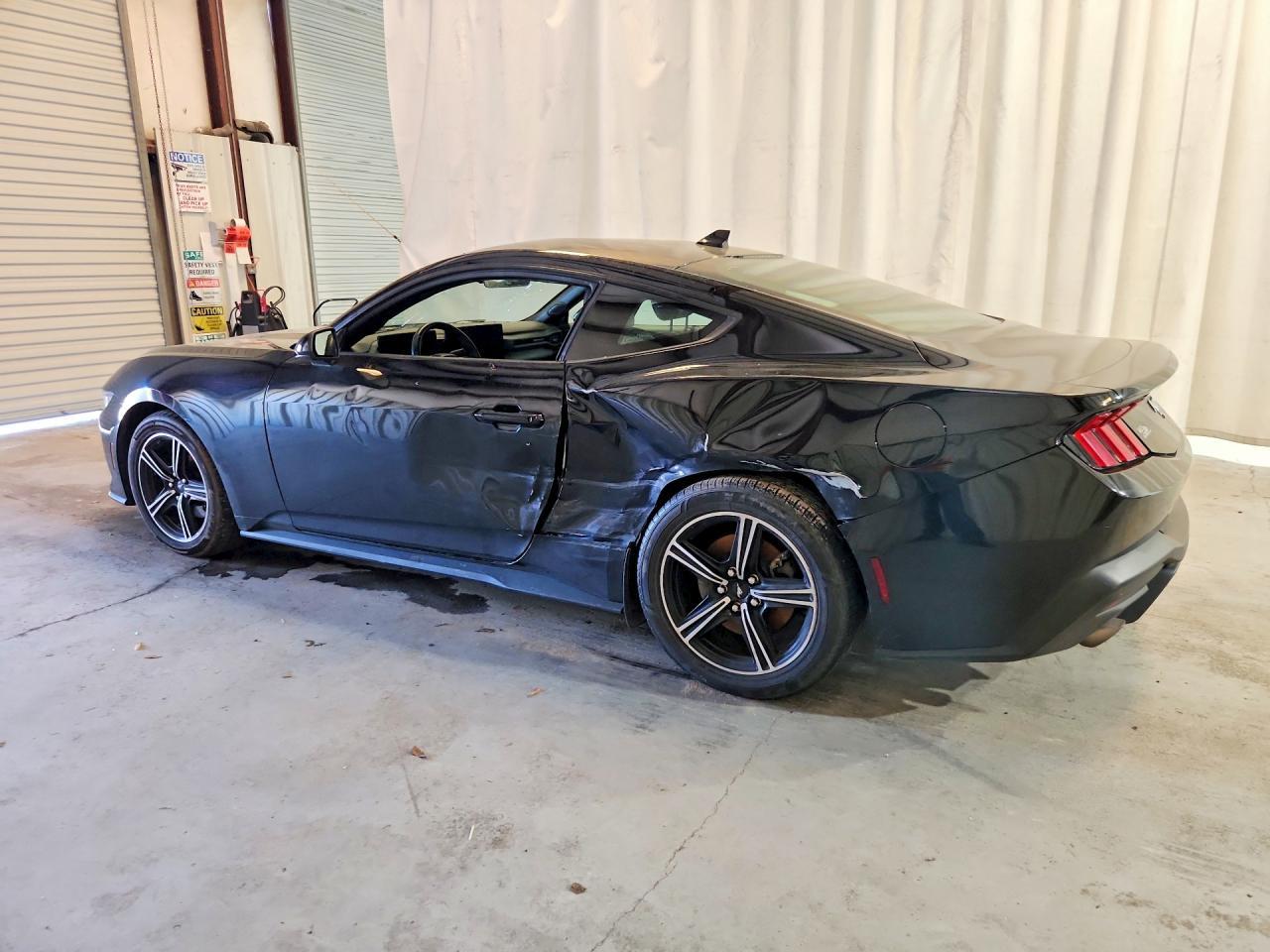 2024 Ford Mustang - zdjęcie 2