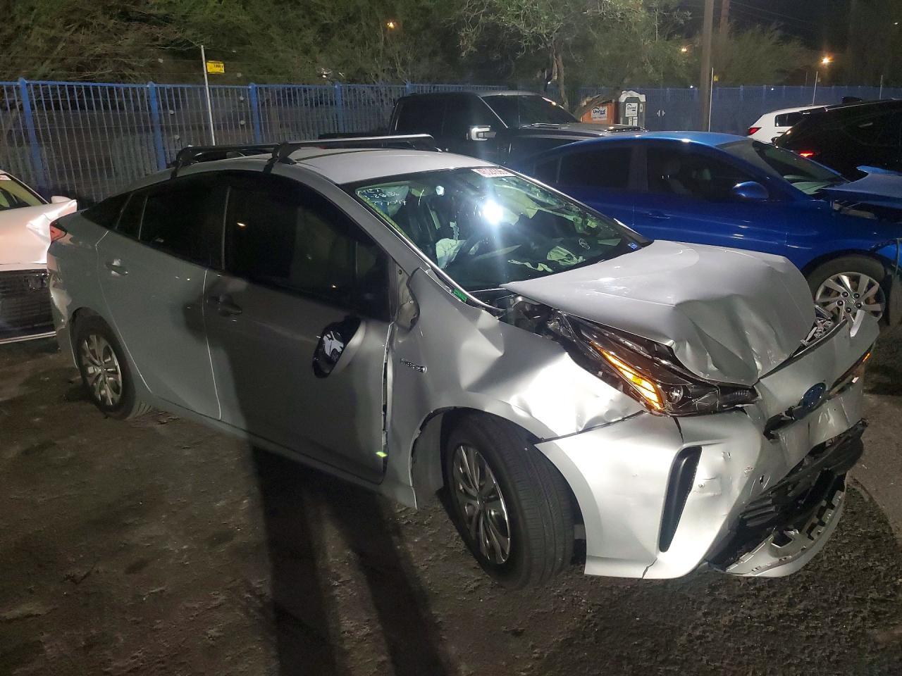 2021 Toyota Prius L Eco - zdjęcie 4