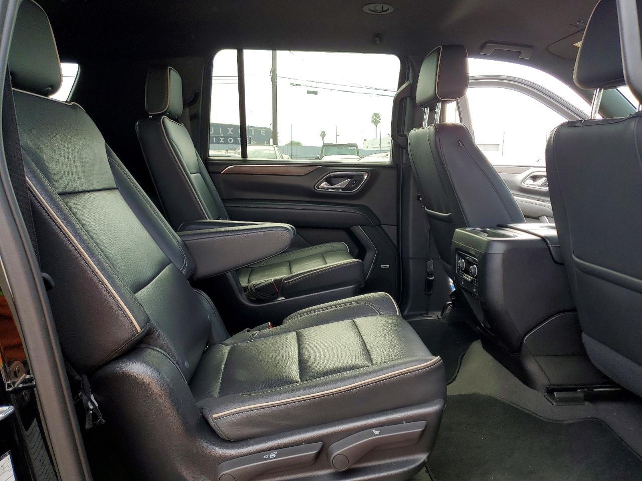 2023 Chevrolet Suburban C1500 Premier - zdjęcie 11