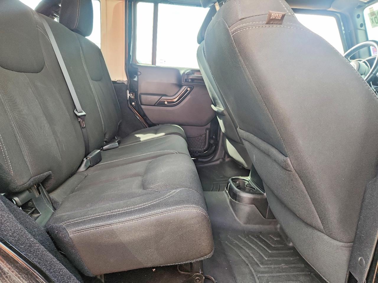 2015 Jeep Wrangler Unlimited Sahara - zdjęcie 11