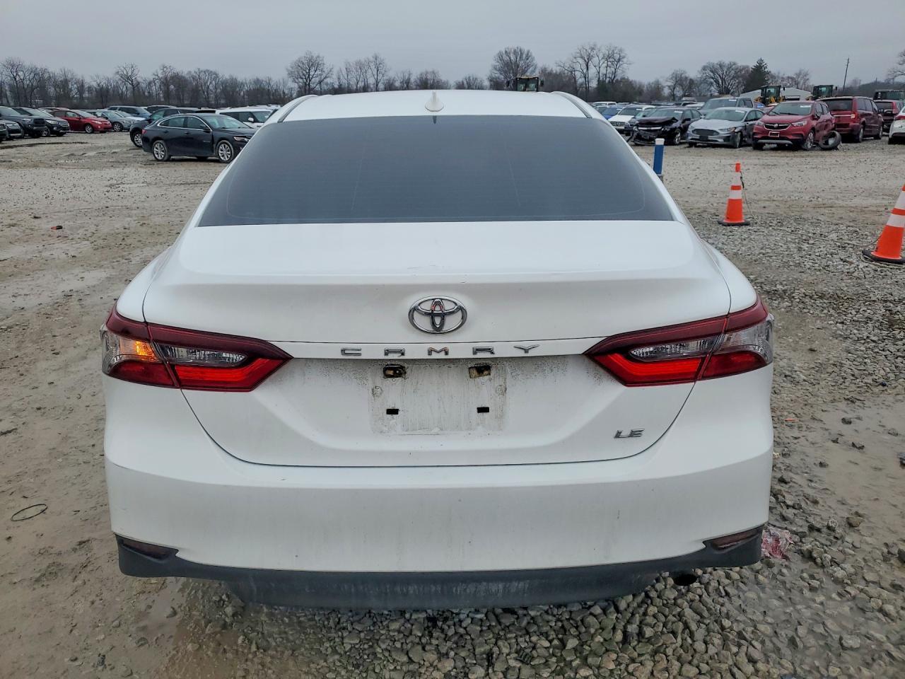2021 Toyota Camry Le - zdjęcie 6