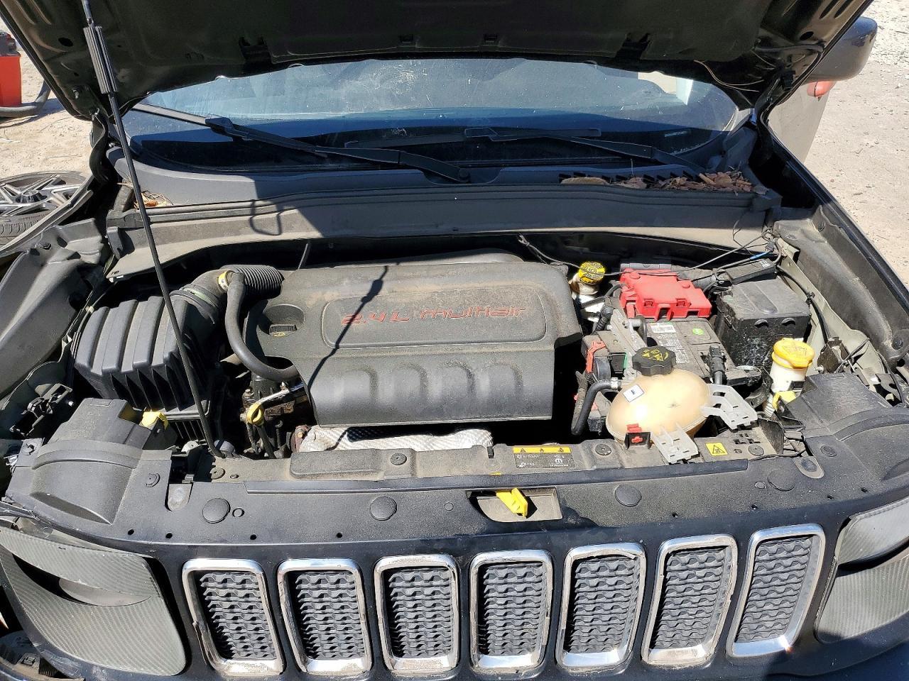 2020 Jeep Renegade Latitude - zdjęcie 12