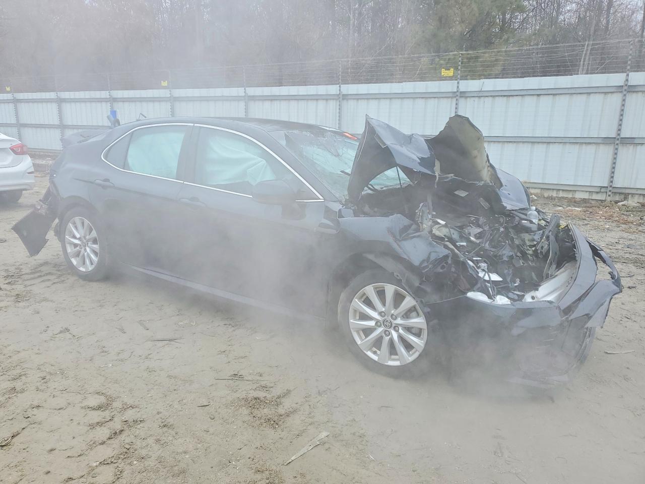 2020 Toyota Camry Le - zdjęcie 4