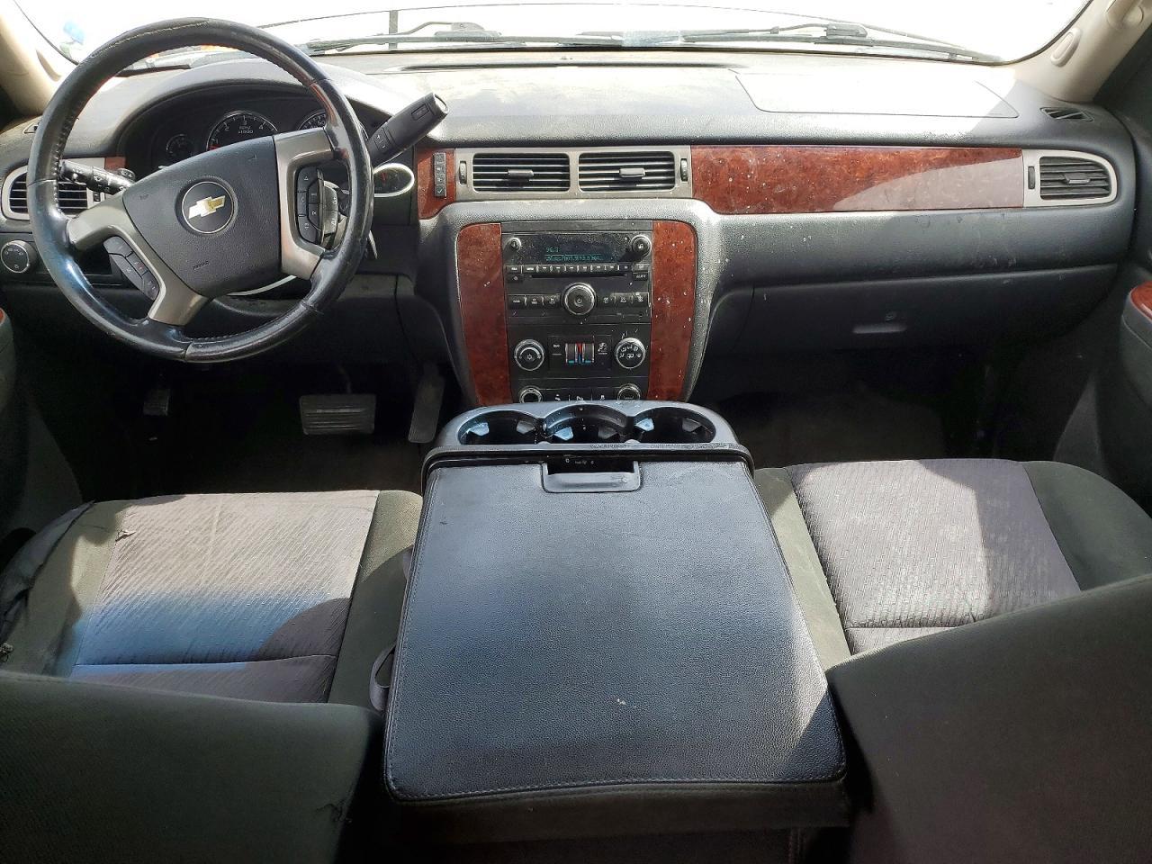 2013 Chevrolet Suburban C1500 Ls - zdjęcie 8